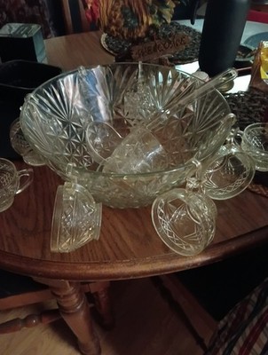 L E Smith Daisy & Buttons Punch Bowl Set 8 Cups & Glass Ladle
