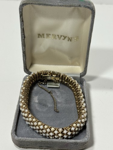 Ciner NY Milk Glass Cabochon & Gold Bracelet - AS IS
