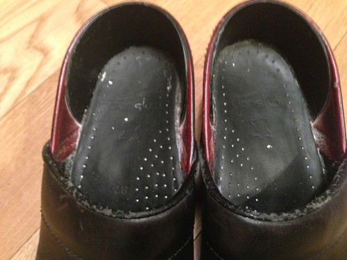 Zapatos zuecos Dansko cuero negro con borde rojo talla 37 - Imagen 5 de 12