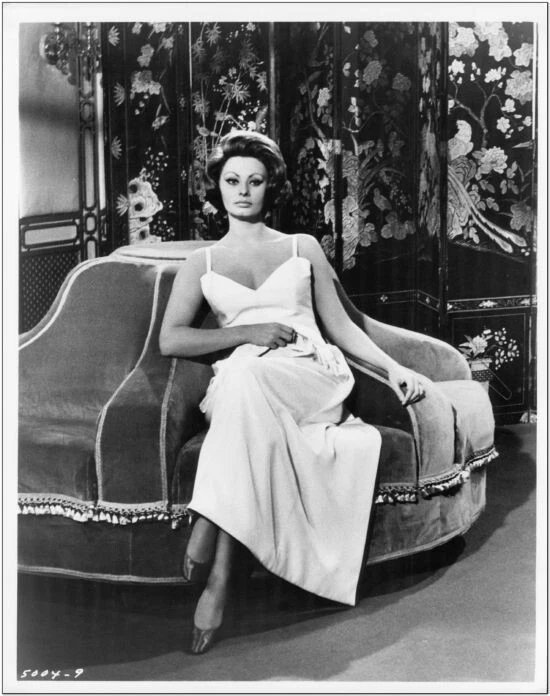 SOPHIA LOREN Original 8x10 Glossy Still Photo from COUNTESS