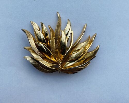 Vintage Brooch GROSSE Germany 1960 Gold Tone Flow… - image 1