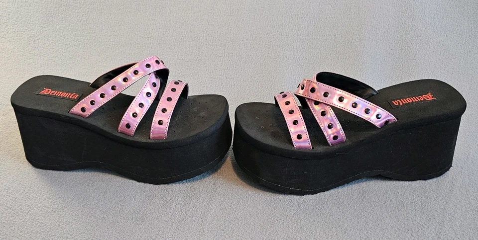 Sandalias Plataforma Demonia Rosa Holográficas Ojal Correas Y2K Goth Club Niño Foto 2 de 4