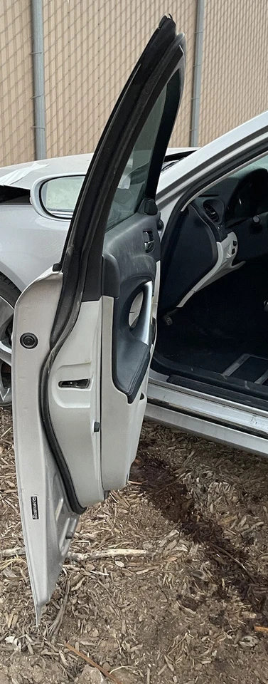 Puerta delantera izquierda conductor LEXUS IS250 2006-2013 plateada. OEM Foto 4 de 4