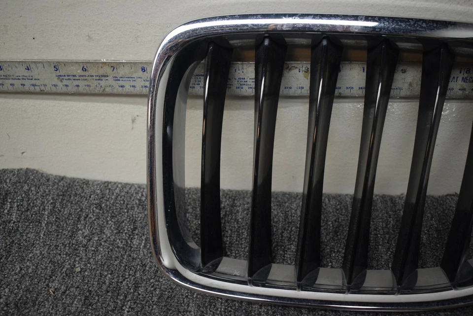BMW X1 2010-2012 PARRILLA DELANTERA IZQUIERDA FÁBRICA OEM Foto 2 de 4