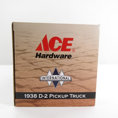 Camioneta pickup First Gear Ace Hardware International 1938 D-2 1:25 #49-0295 - Imagen 7 de 9