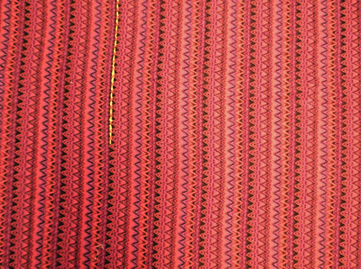 1,25m x 115cm breit Zick Zack lila Mix Wollmischung gute Qualität hat Fehler L7