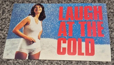 Vintage 1980er Damart Werbung 6''x4'' Postkarte Lachen im kalten Alison Dale