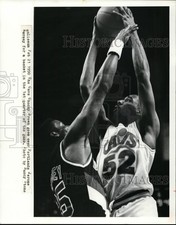 1990 Press Photo The Cavs Chucky Brown goes over Portland Jerome Kersey