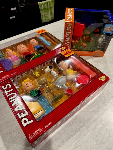 New Memory Lane Good Ol' Charlie Brown Great Pumpkin Peanuts Figure Collections - Picture 2 of 11