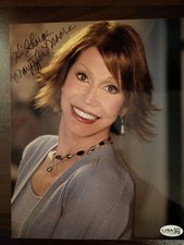 MARY TYLER MOORE Signed Autographed 8x10 Photo..TV LEGEND..(d.2017) JSA COA