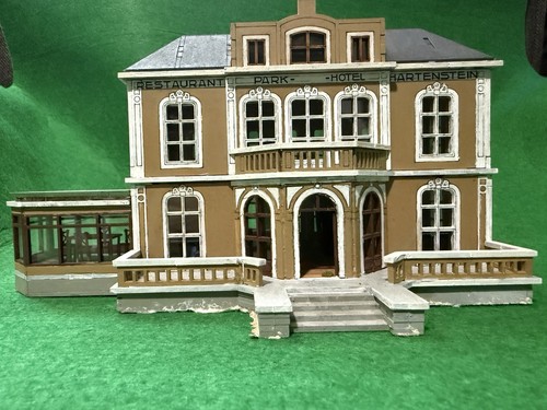 1/72 Italeri Arnhem Hartenstein Hotel Built