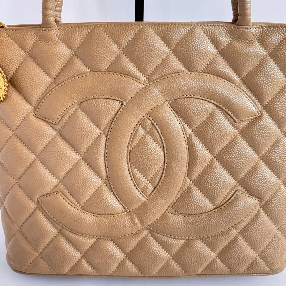 Bolso Chanel Caviar Acolchado Medallón Beige Foto 3 de 4