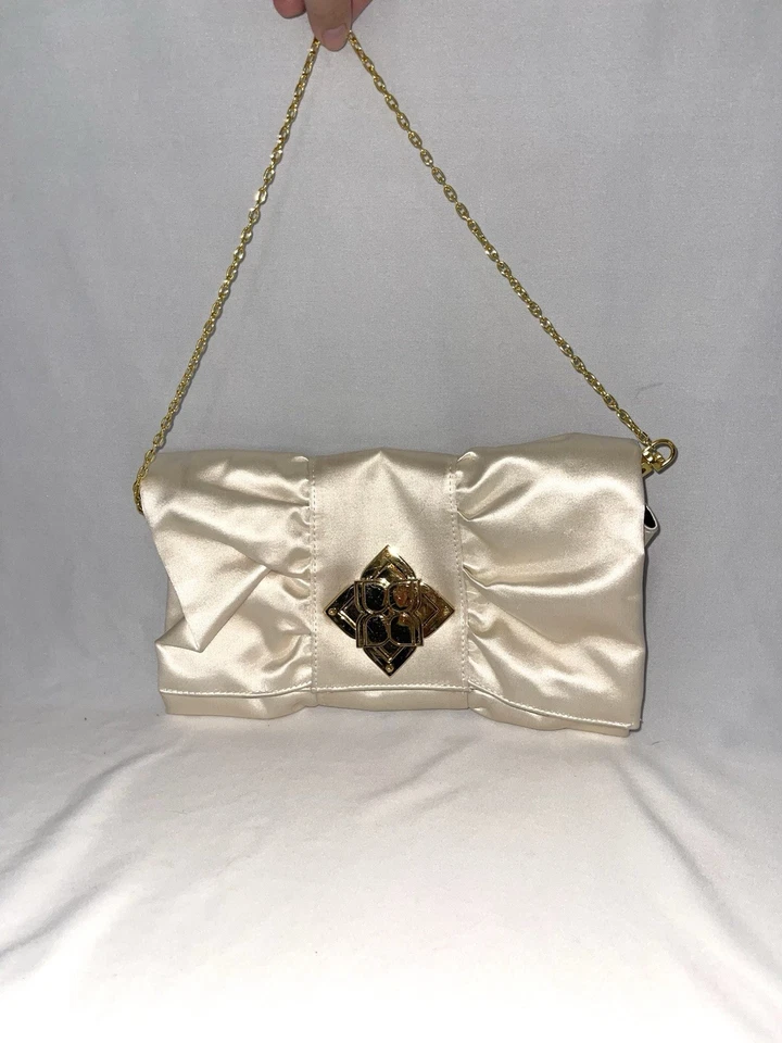 Bolso de Mano BCBG Maxazria Blanco Satinado Firma Lazo Volantes Foto 3 de 4