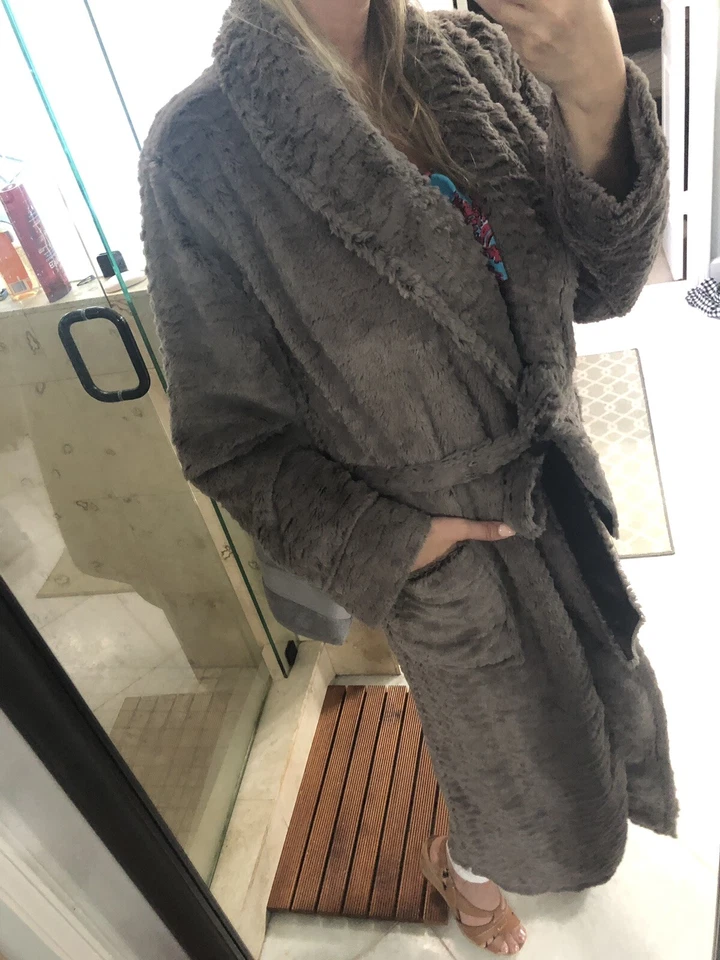 Bata de piel sintética marrón gris Soma. Usado en excelente estado.  Talla S/M Suave y Pesado Foto 3 de 4