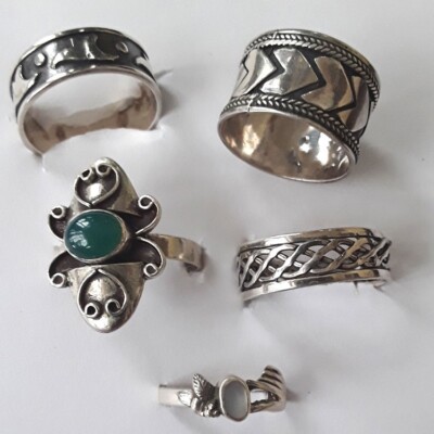 FIVE STERLING SILVER RINGS 3 X SZ9 1X5 1X6 BANDS AND GREEN ONYX AND MOP THAILAND