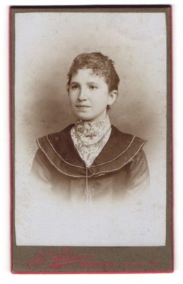 Fotografie W. Lohse, Stendal, Kantstr. 19, Portrait bildschöne junge Frau mit e 