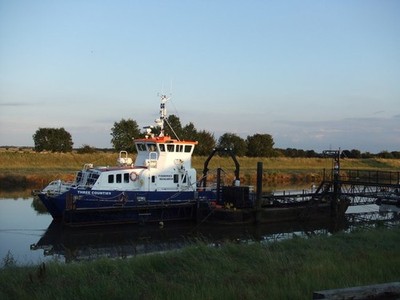 Foto A3 Drei Grafschaften - Ein Fischereiforschungsschiff in Port Sutton Bri c2014