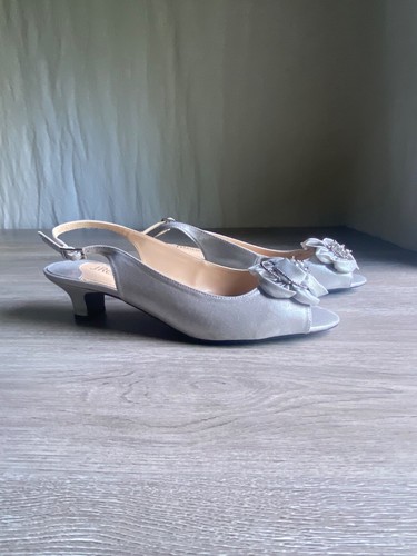 NWOT J. Renee Kitten Heel Sandals Sz 10M Slingback Peep Toe Flower Silver Party