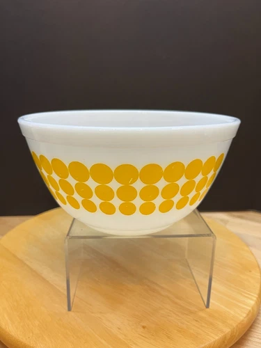 Vintage Pyrex Yellow Polka Dot 1.5 QT Nesting Mixing Bowl 402 Retro 1967