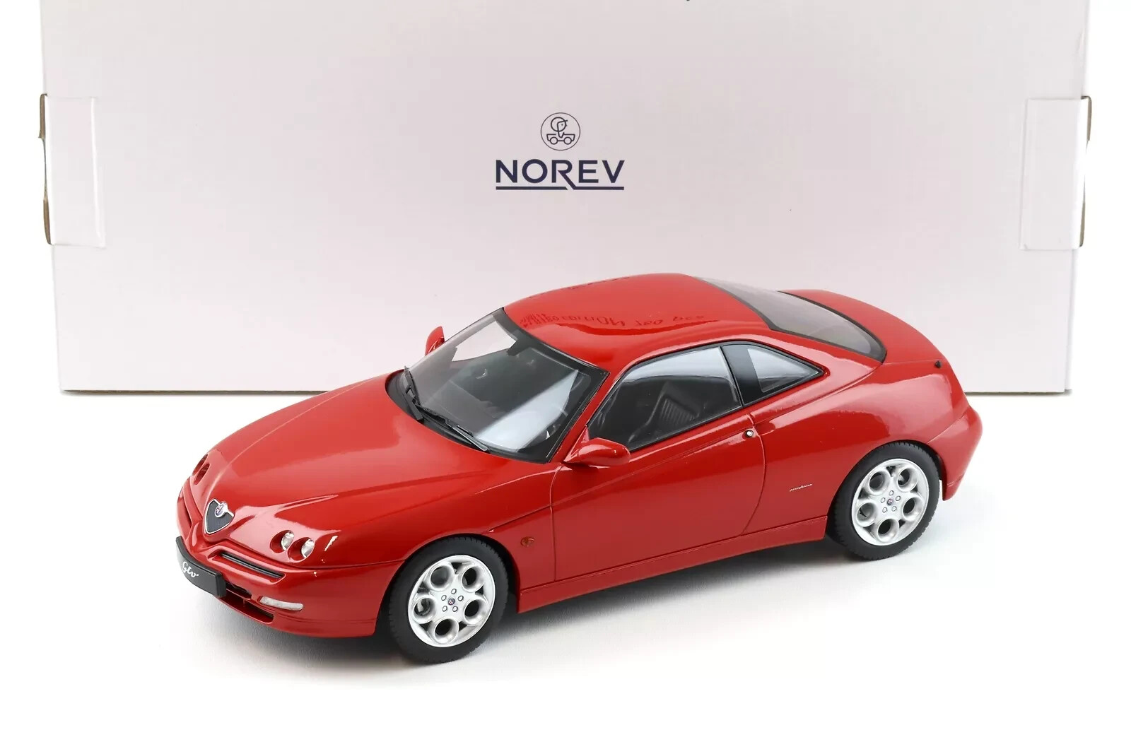 Alfa Romeo GTV 1999 Norev 1/18 cadeau idéal pour collectionneur d'autos miniatures