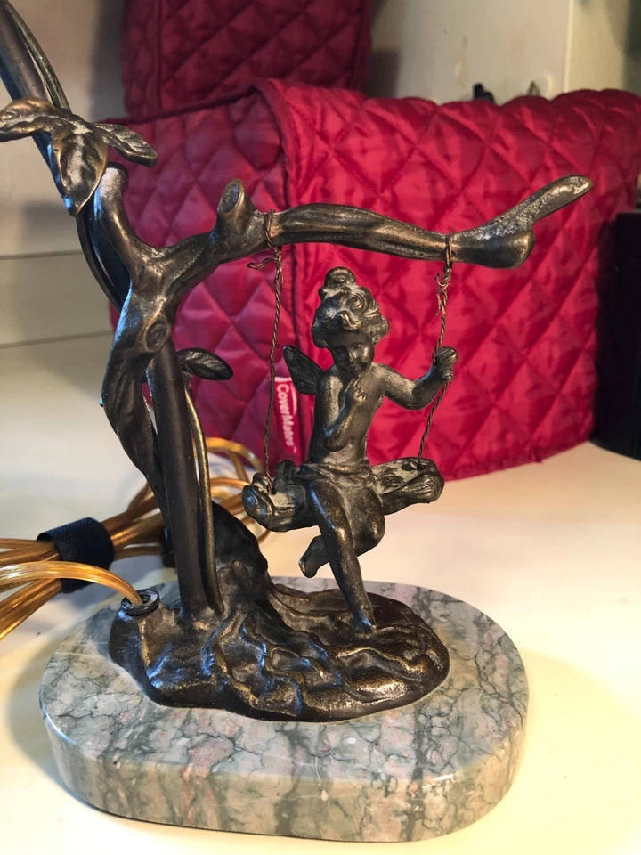 Cherub On Swing 铜色金属口音灯维多利亚风格荷叶边玻璃灯罩 — 第 2/4 张图片