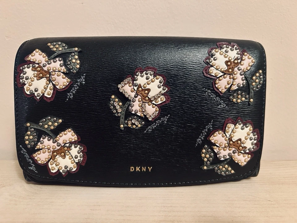 DKNY 黑色花卉铆钉斜挎包 100% 皮革可调肩带 — 第 2/4 张图片