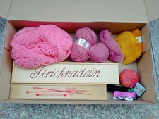 2 Holzboxen mit Stricknadeln + Wolle