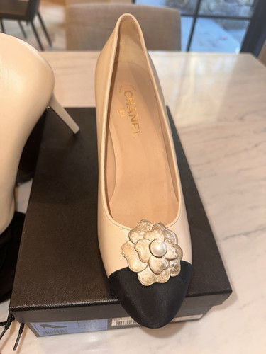 CHANEL WOMENS PUMP SIZE 41.5 BEIGE CALFSKIN/ BLACK GROSGRAIN/ CAMELLIA 3.5" HEEL - Picture 2 of 14
