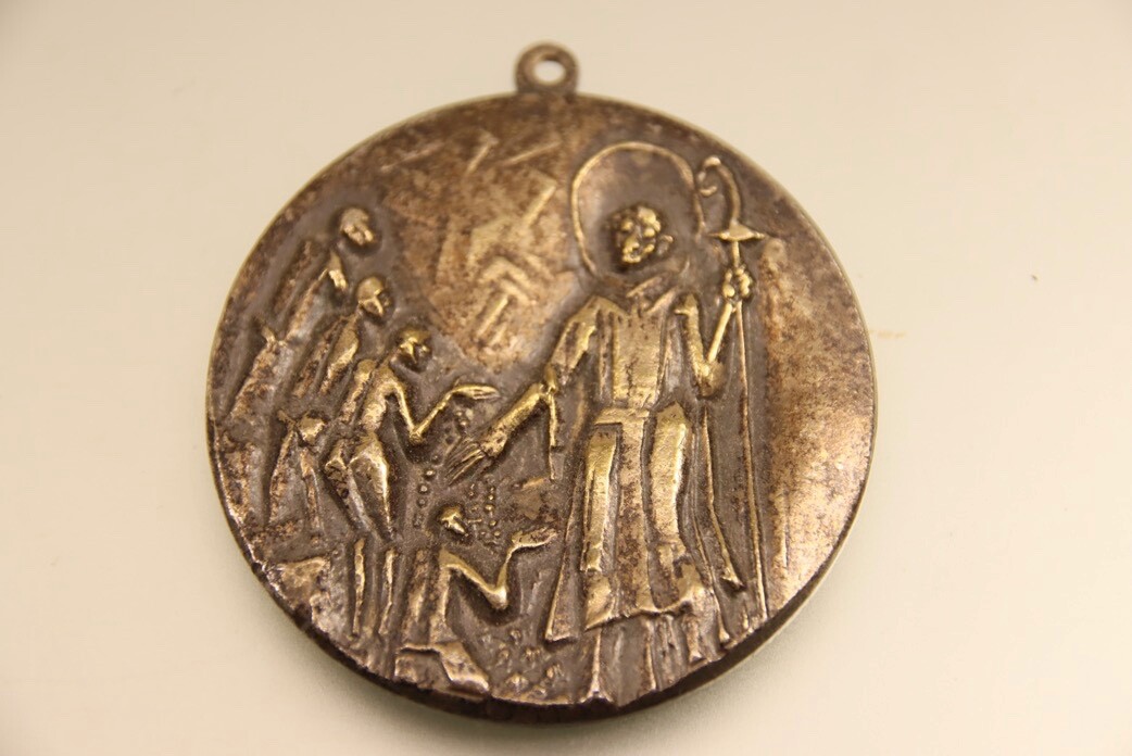 Altes Schutzmedaillon Heiliger Leonhard Schutzpatron für Pferde und Rinder Vers.