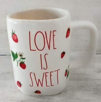Rae Dunn Tasse ''Love is Sweet'' mit  Erdbeermotiv ca. 12,5 x 9 cm