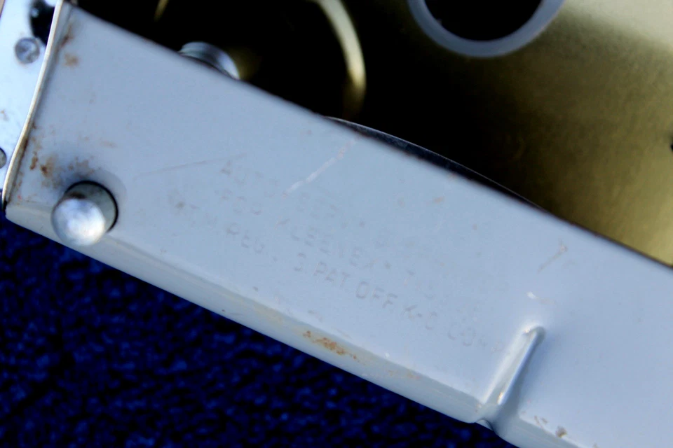 Dispensador de pañuelos Kleenex vintage para servicio automático Buick debajo del tablero accesorio dispensador Foto 4 de 4