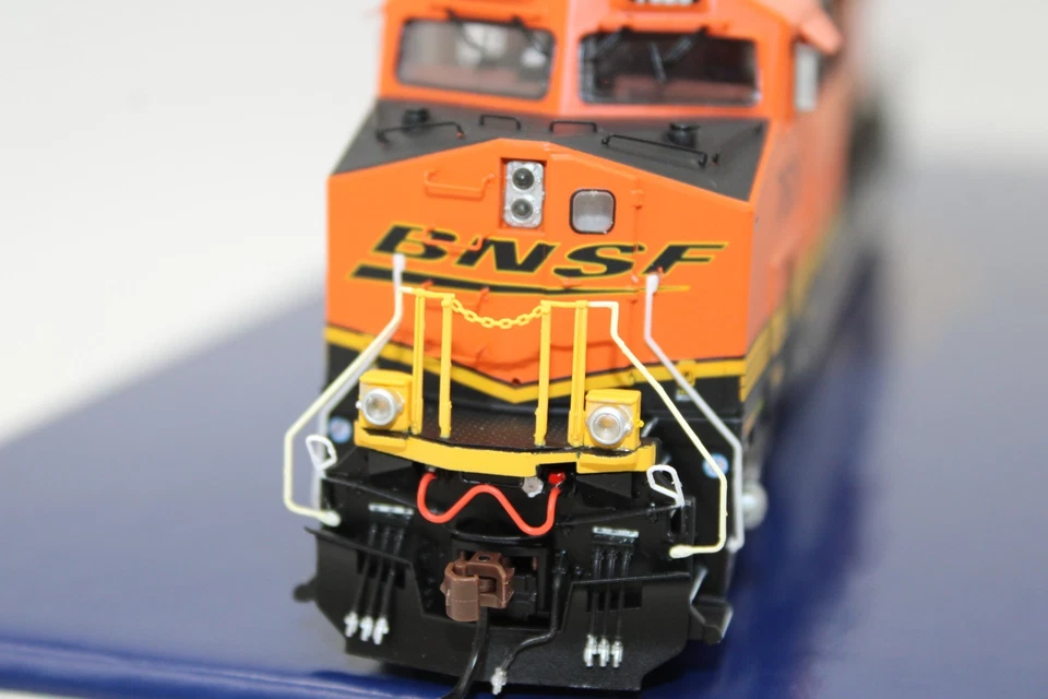 Athearn Genesis HO Scale BNSF GE ES44DC Diesel Locomotive #7626 LED DCC Ready - Image 3 of 4