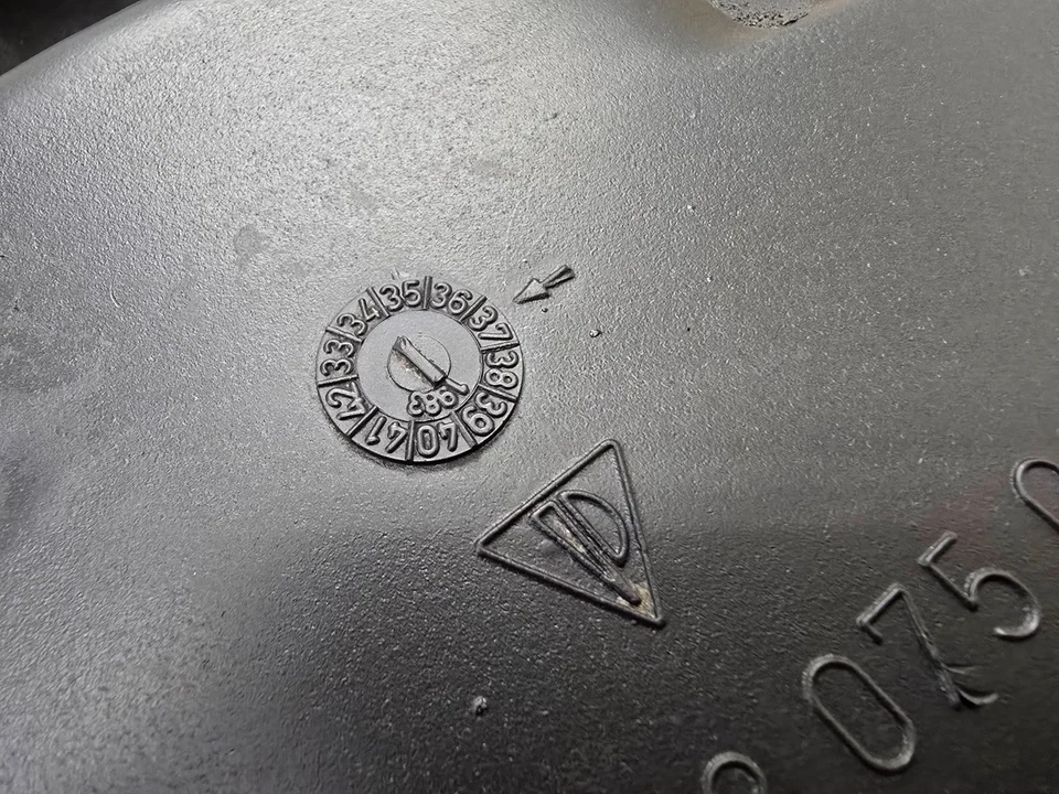 VERY NICE USED ORIGINAL PORSCHE 911 930 WINDSHIELD WASHER RESERVOIR BOTTLE TANK - Изображение 4 из 4