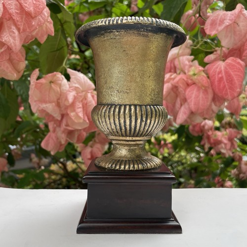 Bronze Neoclassical Urn Scalloped Flared Top on Mahogany Pedestal Vtg Bombay Co.