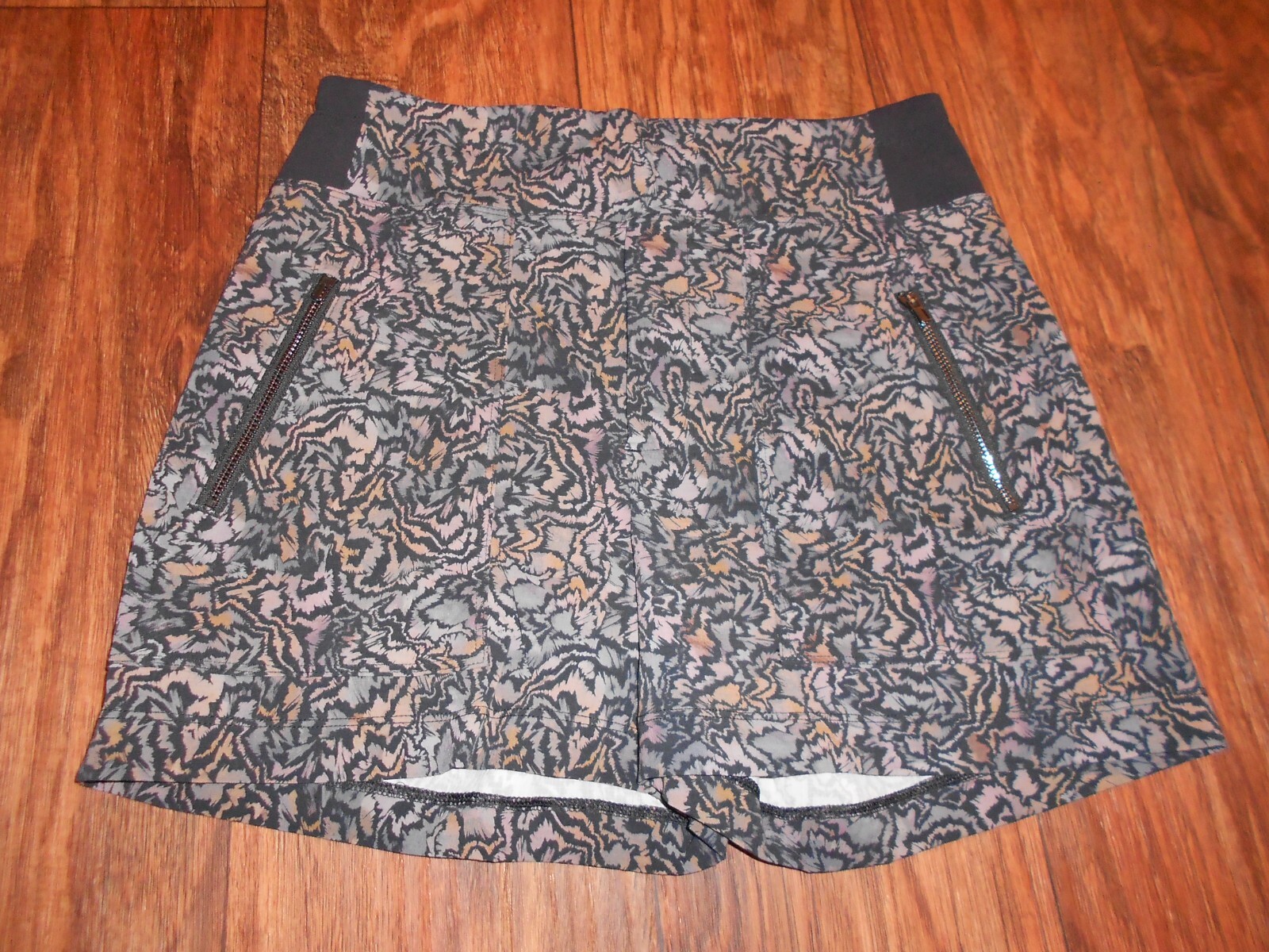 Athleta womens shorts size 2 MINT cond