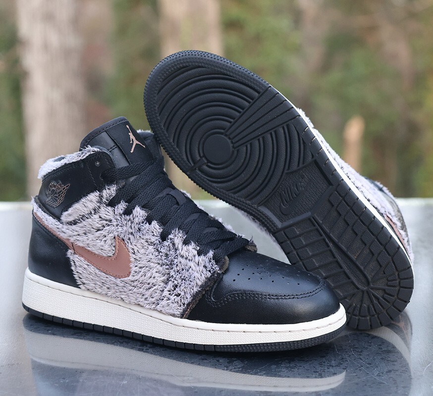 Air Jordan 1 Retro High Fleece Size 5.5Y Black Metallic Bronze