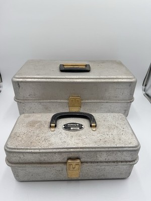 Boîte de matériel de pêche vintage UMCO difficile à trouver en aluminium 3 plateaux et porte-moulinet fabriquée aux États-Unis. - Canada