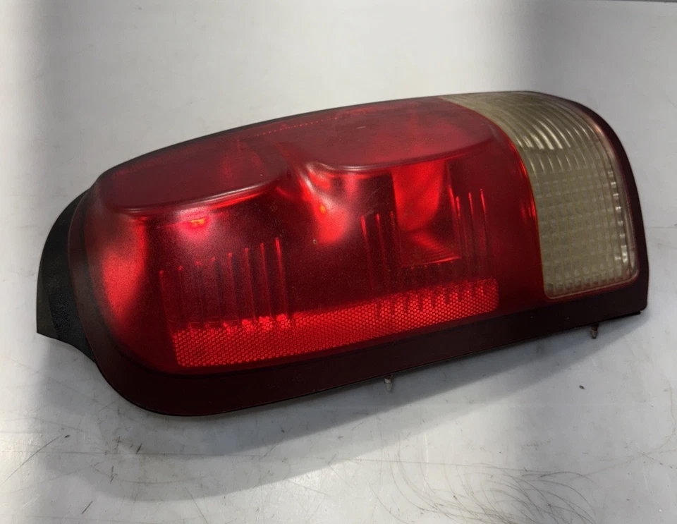 TYC 品牌适合 2007 雪佛兰上台左后尾灯 P/N 11-6098B 二手 — 第 2/4 张图片