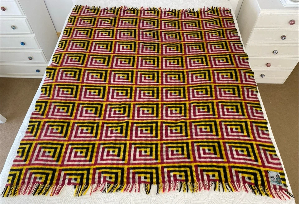 Vintage Manatunga Māori Keepsake Tulutuku Picnic Throw Rug Blanket NZ 160x135cm - Image 2 of 4