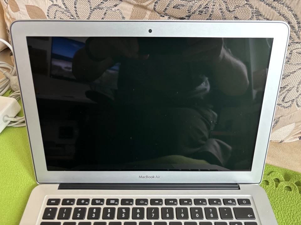 Apple MacBook Air 13 Zoll (256GB SSD, Intel Core i5 5.Gen, 1,60GHz, 8 GB) Laptop