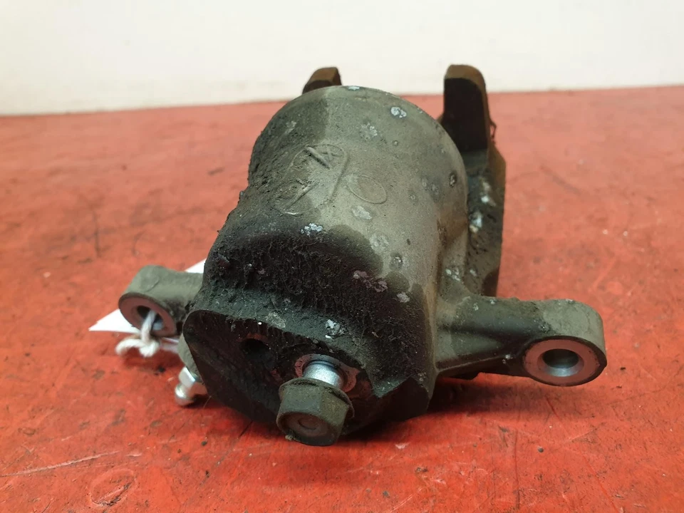 Pinza de freno cercana Toyota RAV 4 pasajeros 2008 2,2 L diésel 2AD-FTV Foto 4 de 4