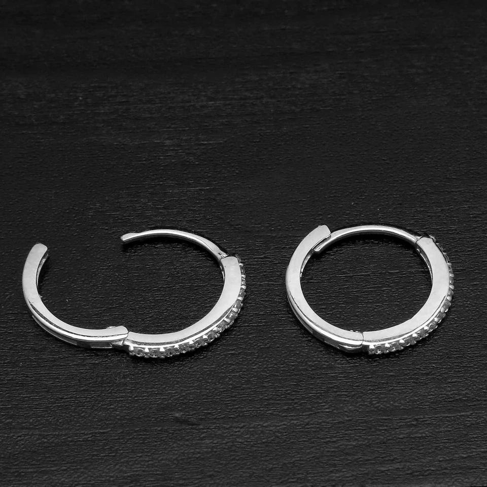0.15TCW Lab-Created Diamond Huggie Hoop Earrings Solid 14K White Gold Round VVS1 Foto 2 de 4