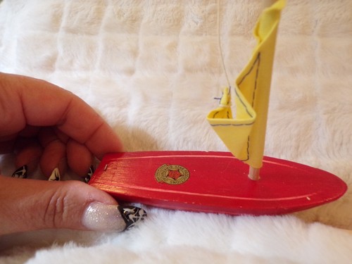 Barca a vela giocattolo vintage rossa con giallo Star Productions Birkenhead made in England - Foto 2 di 5