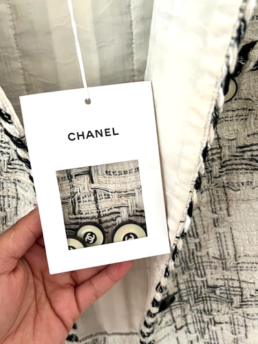 CHANEL Ivory and Black Jacket in Size UK6 / US2 / FR34 / IT38 - RRP £5,900 - Picture 6 of 14