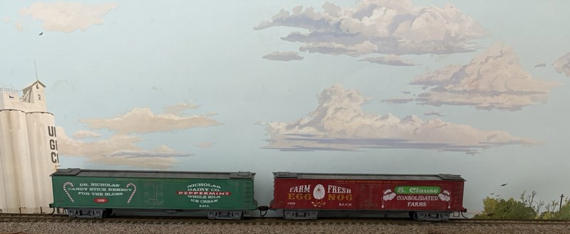 HO Scale Roundhouse 50’ Reefer Cars - Santa Express - Ready to Run - Limited Ed.