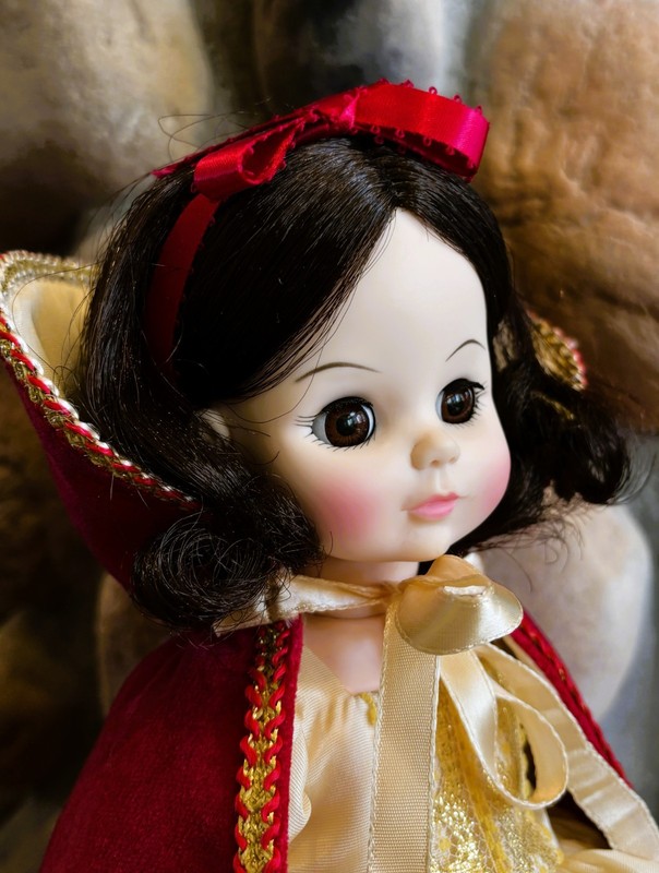 Madame Alexander #1556, Snow White, 13-inch Doll, Original Box & Wrist Tag