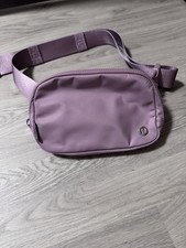 Lululemon Umhängetasche Crossbody Lila Reiß...