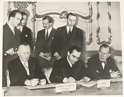 Photo Mendes France surrounded by Adenauer and R. Pearson 1954, ARCHIVE SNARK