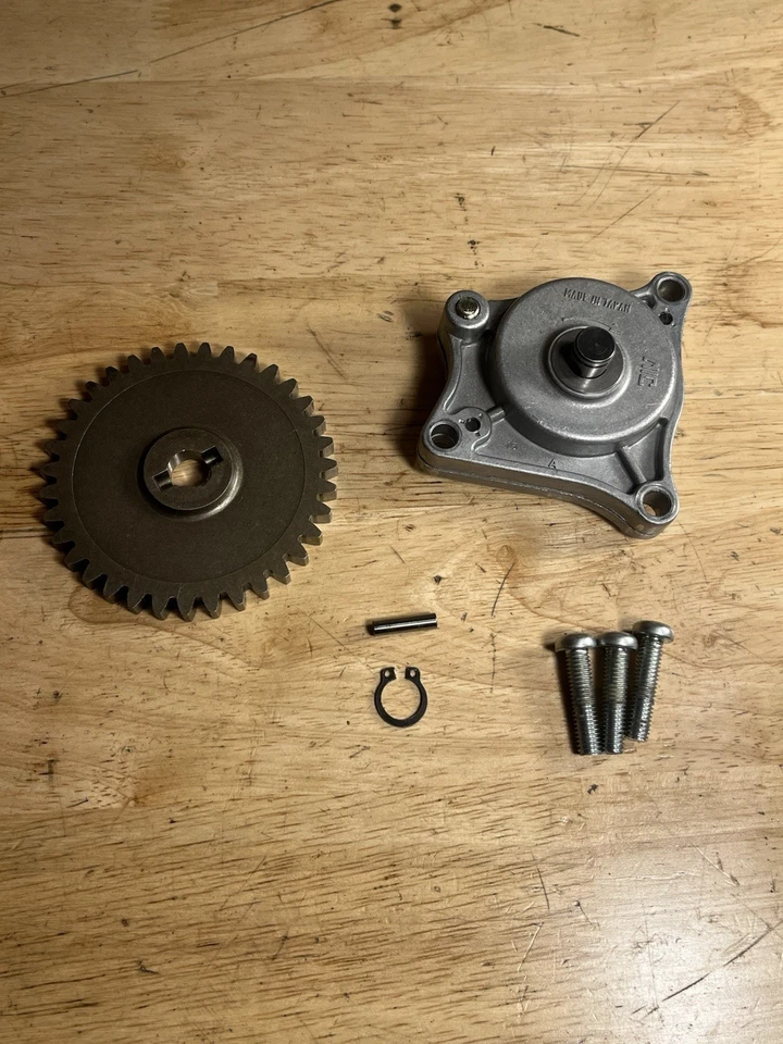 🔥1977-1983 Suzuki GS 550 GS550L GS550E OEM Oil Pump Assy w/ Gear & Hardware - Image 3 of 4