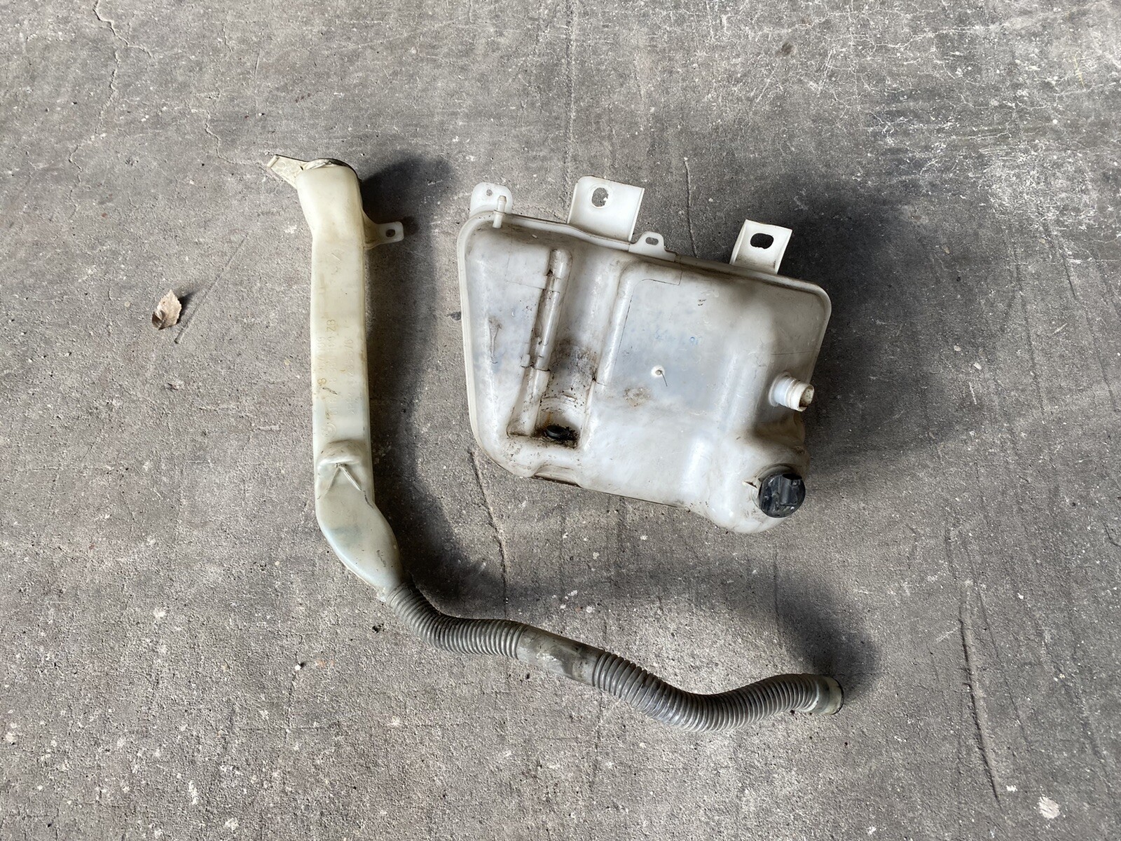 9703 OEM BMW E39 Windshield Washer Fluid Reservoir 61608381038